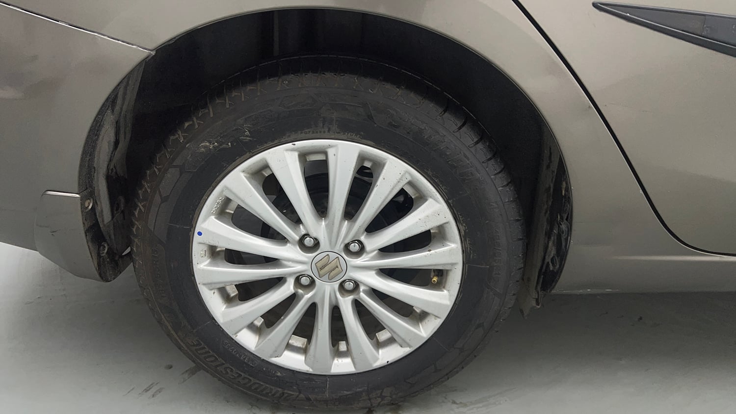 Used 2020 Maruti Suzuki Ciaz Delta Hybrid 1.5 AT Petrol Automatic tyres RIGHT REAR TYRE RIM VIEW