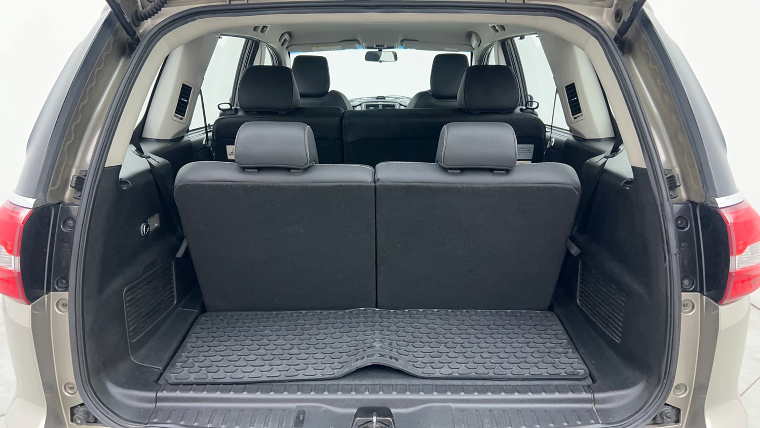 Used 2018 Tata Hexa XT 4x2 7 STR Diesel Manual interior DICKY INSIDE VIEW