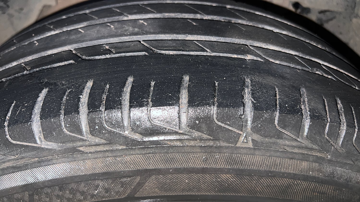 Used 2020 Tata Nexon XZA Plus (O) Dual Tone Petrol Automatic tyres RIGHT FRONT TYRE TREAD VIEW