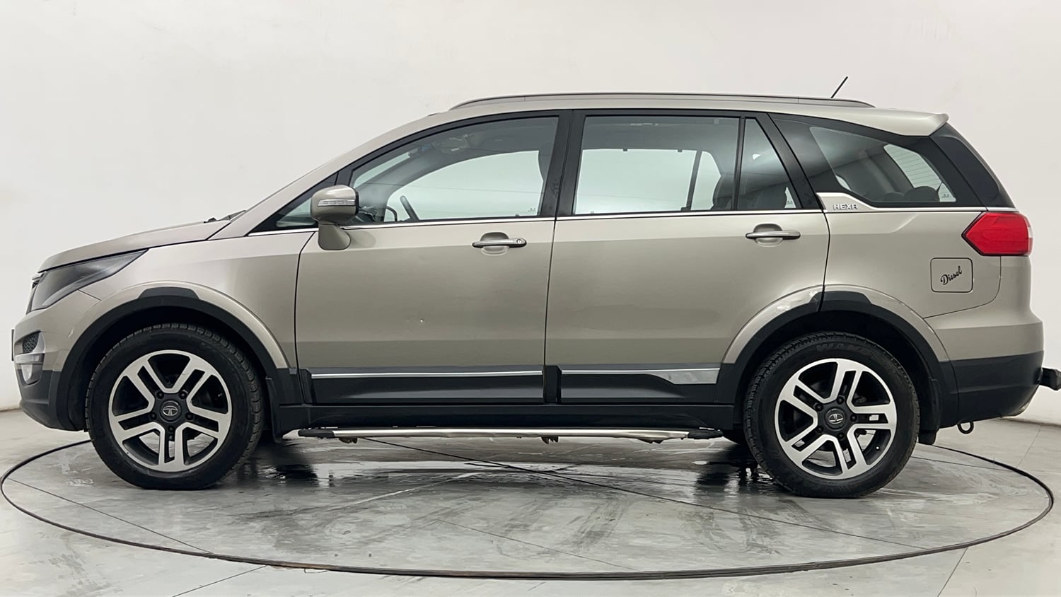 Used 2018 Tata Hexa XT 4x2 7 STR Diesel Manual exterior LEFT SIDE VIEW
