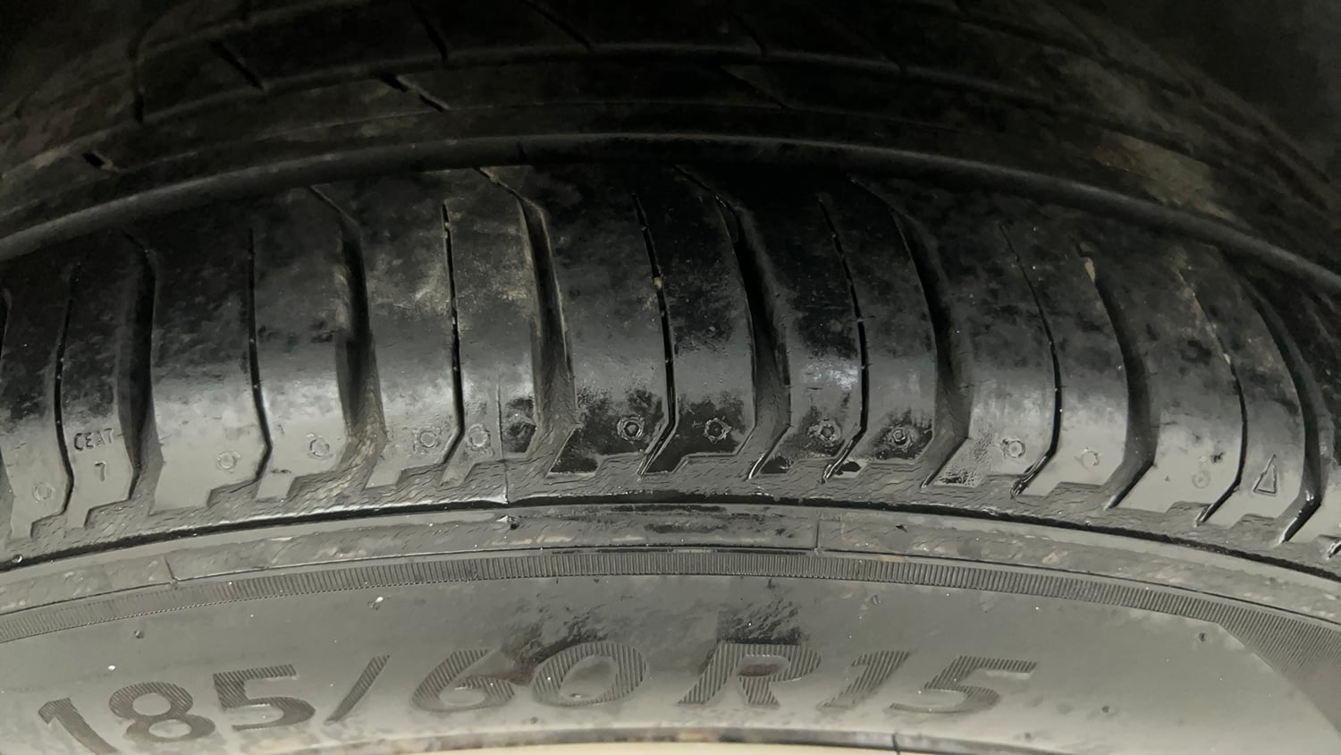 Used 2016 Volkswagen Polo Comfortline 1.2L (P) Petrol Manual tyres RIGHT REAR TYRE TREAD VIEW
