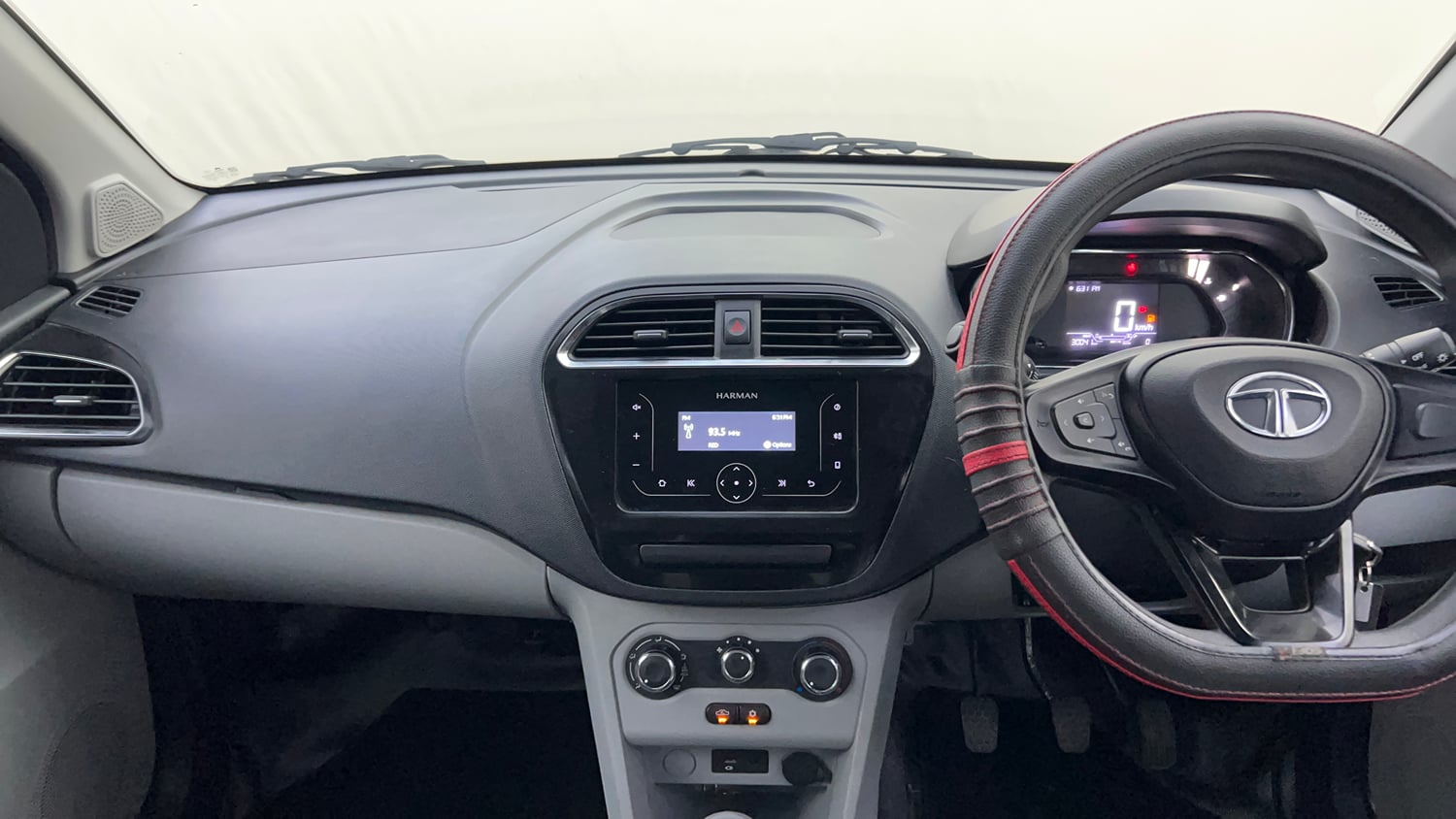Used 2021 Tata Tiago XT Petrol Manual interior MUSIC SYSTEM & AC CONTROL VIEW