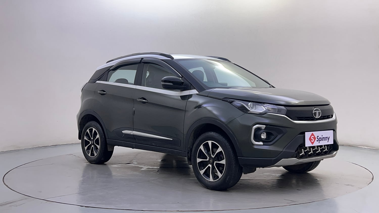 Used 2020 Tata Nexon XZA Plus (O) Dual Tone Petrol Automatic exterior RIGHT FRONT CORNER VIEW