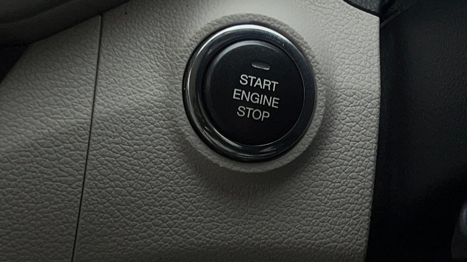 Used 2021 Mahindra XUV 300 1.5 W8 (O) Diesel Manual top_features Keyless start
