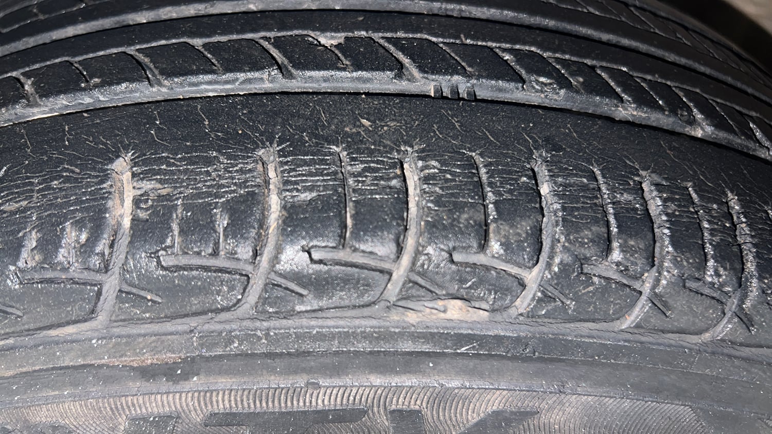Used 2016 Maruti Suzuki Ertiga ZXI Petrol Manual tyres LEFT FRONT TYRE TREAD VIEW