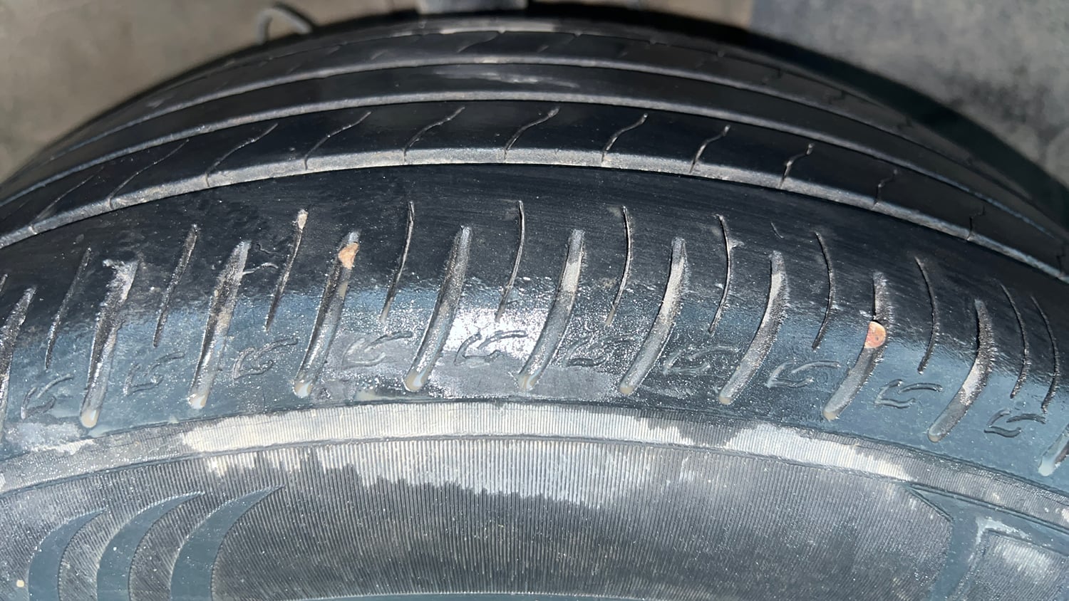 Used 2024 Hyundai Venue SX (O) 1.0 Turbo DCT Petrol Automatic tyres RIGHT FRONT TYRE TREAD VIEW
