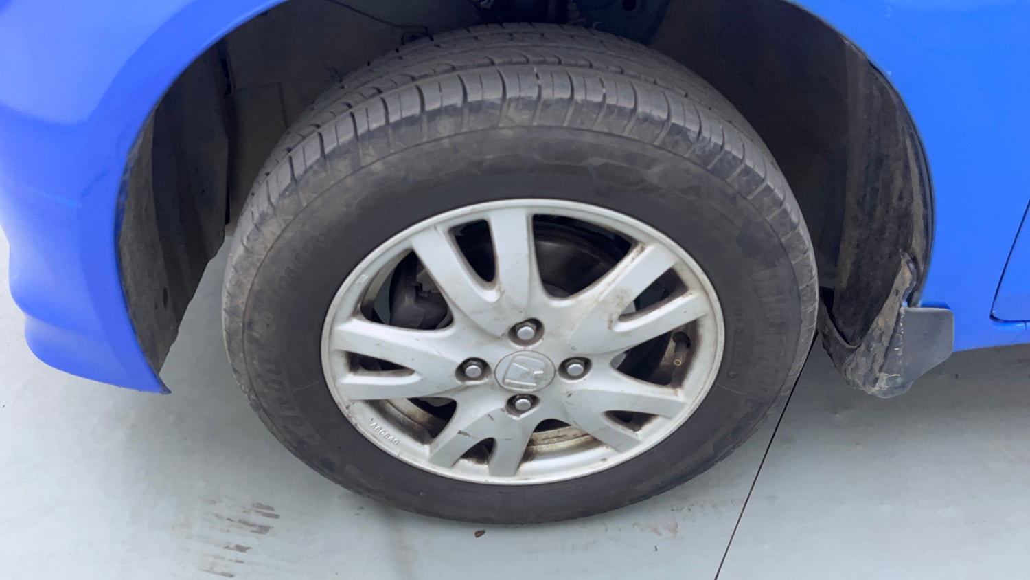 Used 2013 Honda Brio V MT Petrol Manual tyres LEFT FRONT TYRE RIM VIEW
