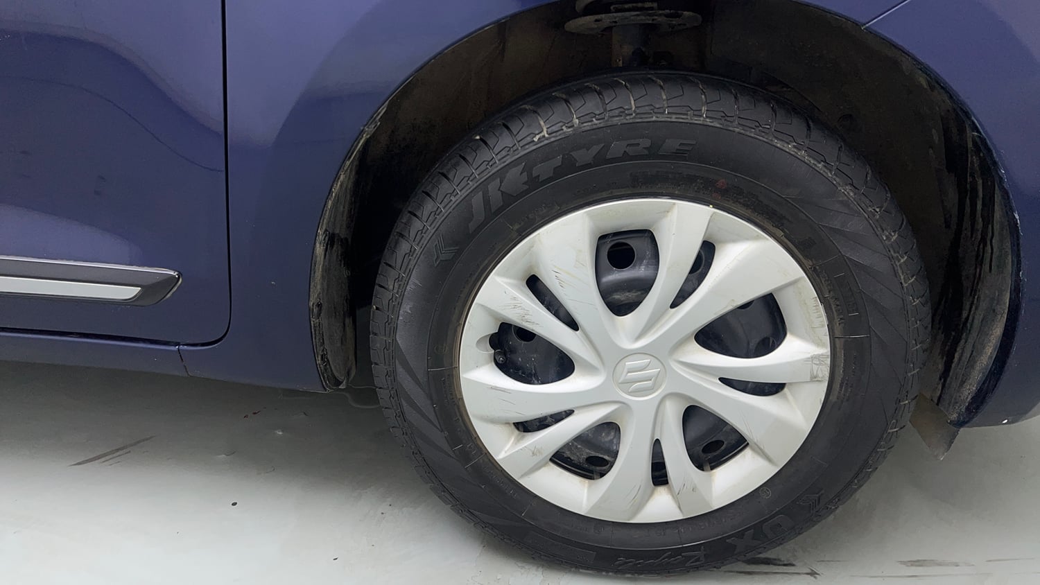 Used 2022 Maruti Suzuki Swift VXi Petrol Manual tyres RIGHT FRONT TYRE RIM VIEW