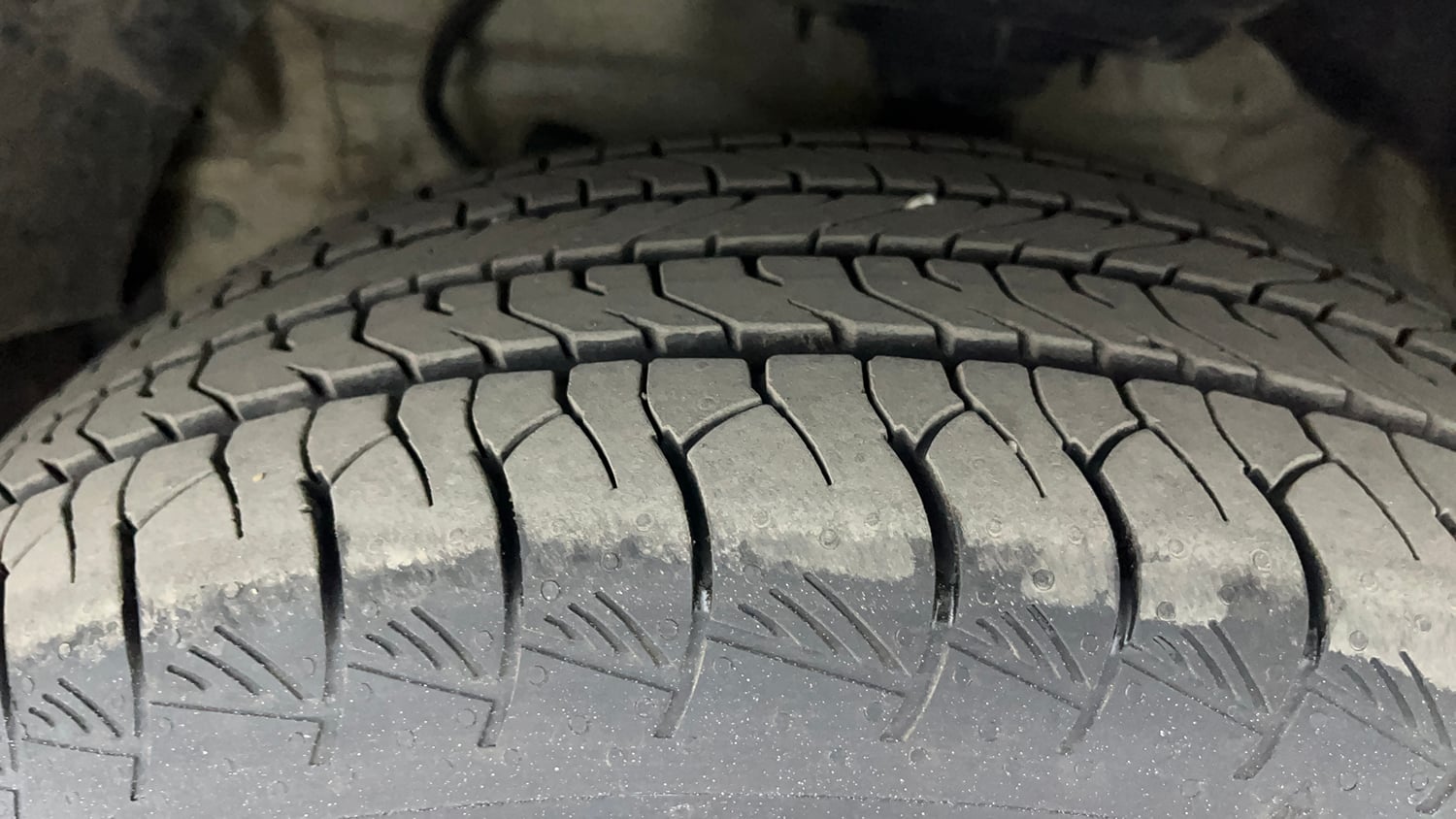 Used 2021 Mahindra XUV 300 W8 (O) 1.5 Diesel AMT Diesel Automatic tyres LEFT FRONT TYRE TREAD VIEW