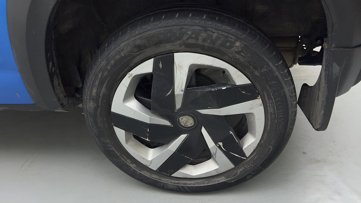Used 2021 Renault Kiger RXT MT Petrol Manual tyres LEFT REAR TYRE RIM VIEW
