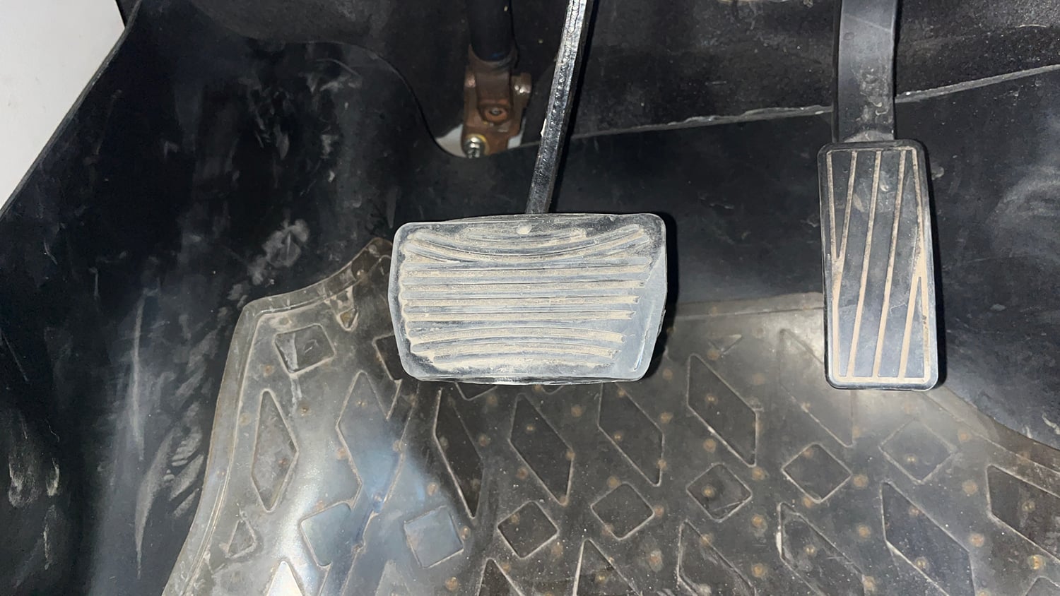 Used 2021 Mahindra XUV 300 W8 (O) 1.5 Diesel AMT Diesel Automatic interior PEDALS VIEW