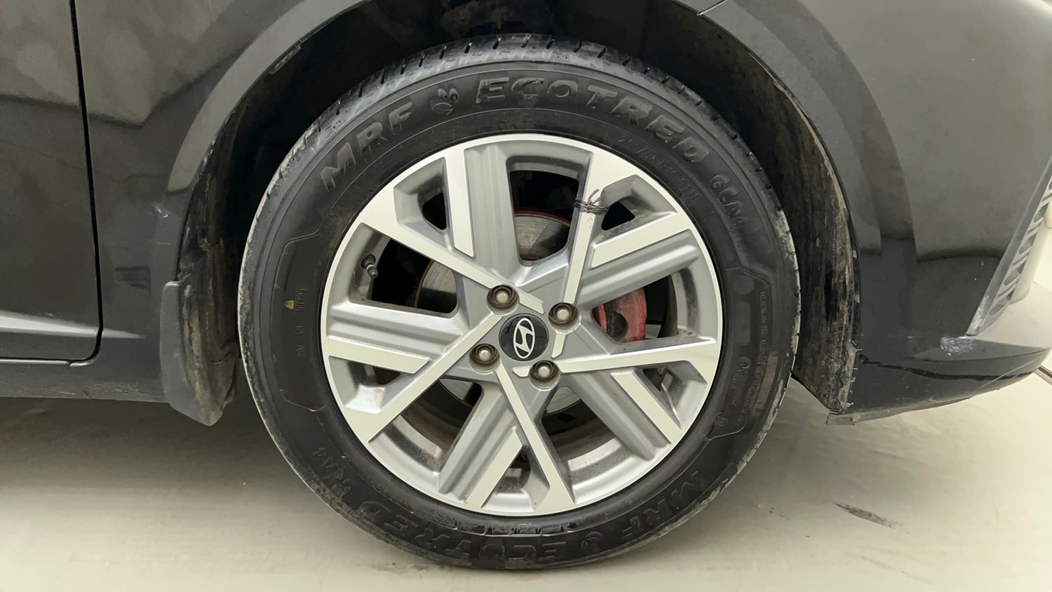 Used 2024 Hyundai Verna SX 1.5 Petrol MT Petrol Manual tyres RIGHT FRONT TYRE RIM VIEW