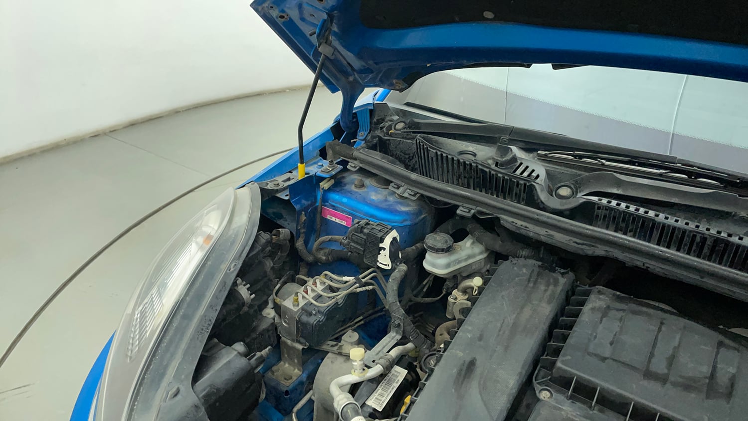 Used 2017 Tata Nexon XZ Plus Diesel Diesel Manual engine ENGINE RIGHT SIDE HINGE & APRON VIEW