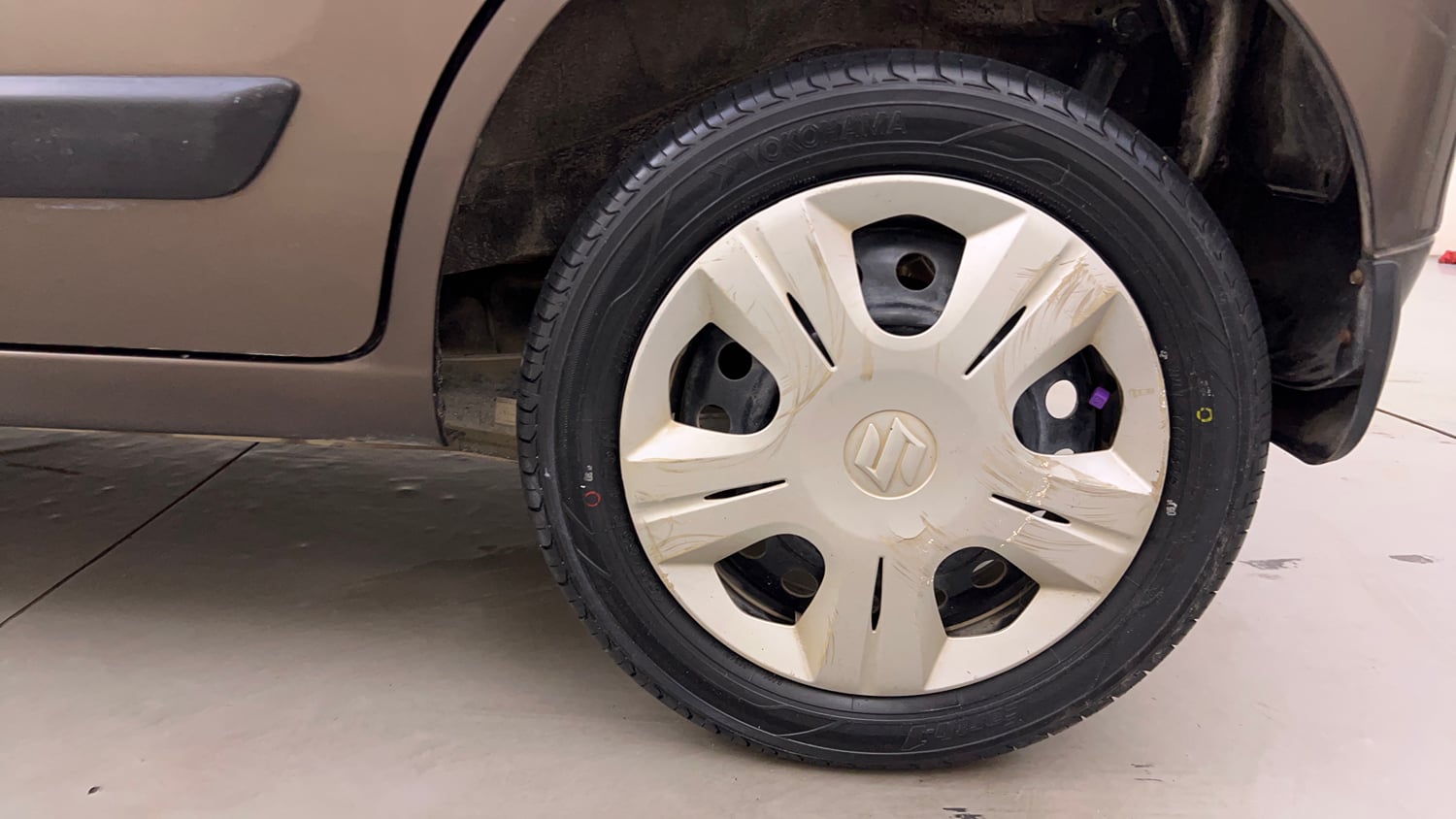 Used 2015 Maruti Suzuki Wagon R VXI Petrol Manual tyres LEFT REAR TYRE RIM VIEW