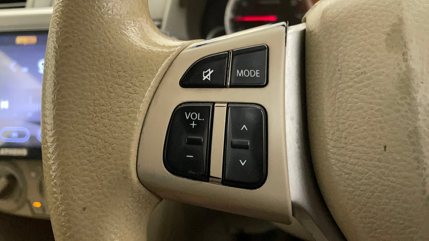 Used 2013 Maruti Suzuki Ertiga ZXi Petrol Manual top_features Steering mounted controls