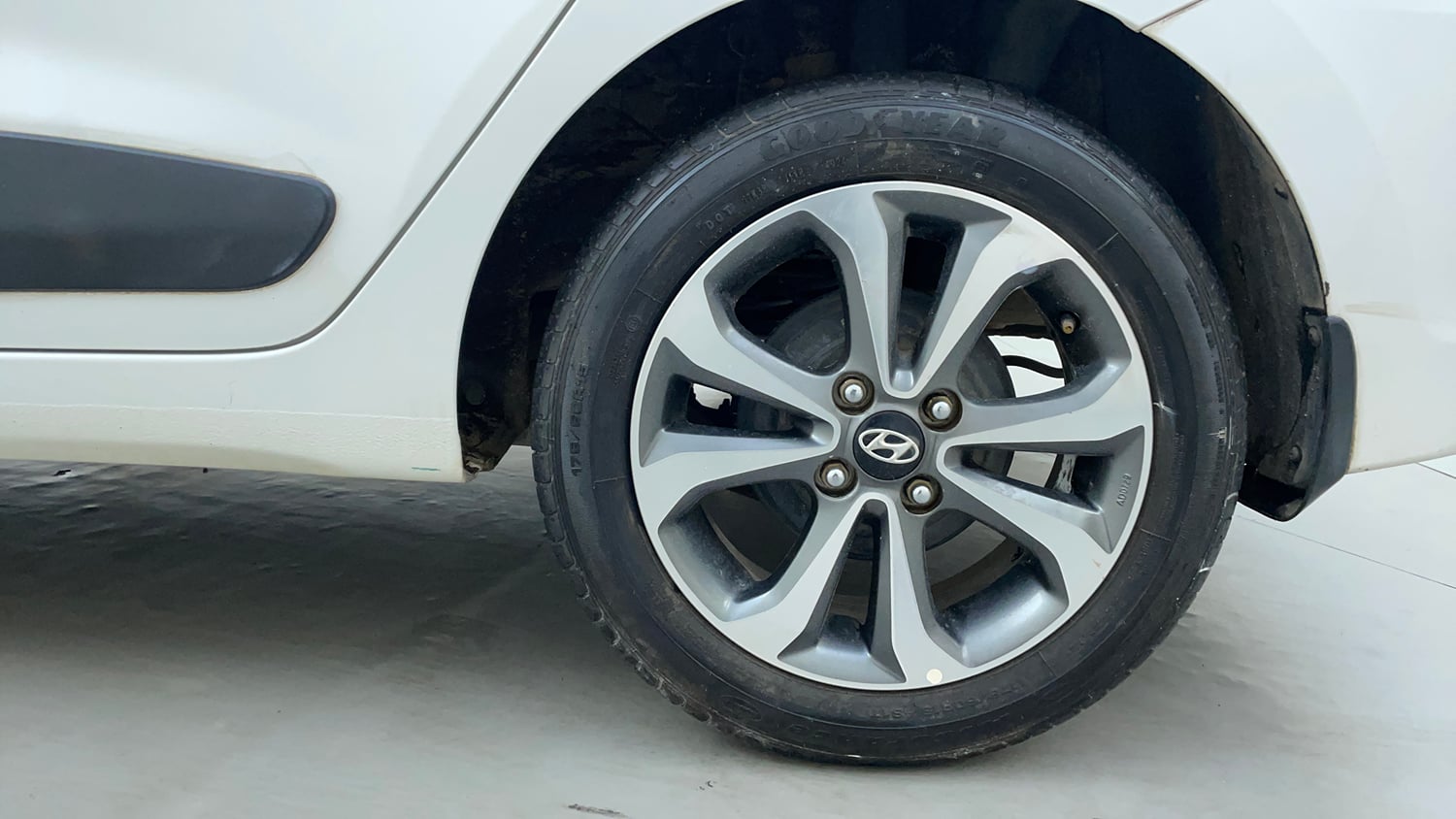 Used 2017 Hyundai Xcent SX 1.2 (O) Petrol Manual tyres LEFT REAR TYRE RIM VIEW
