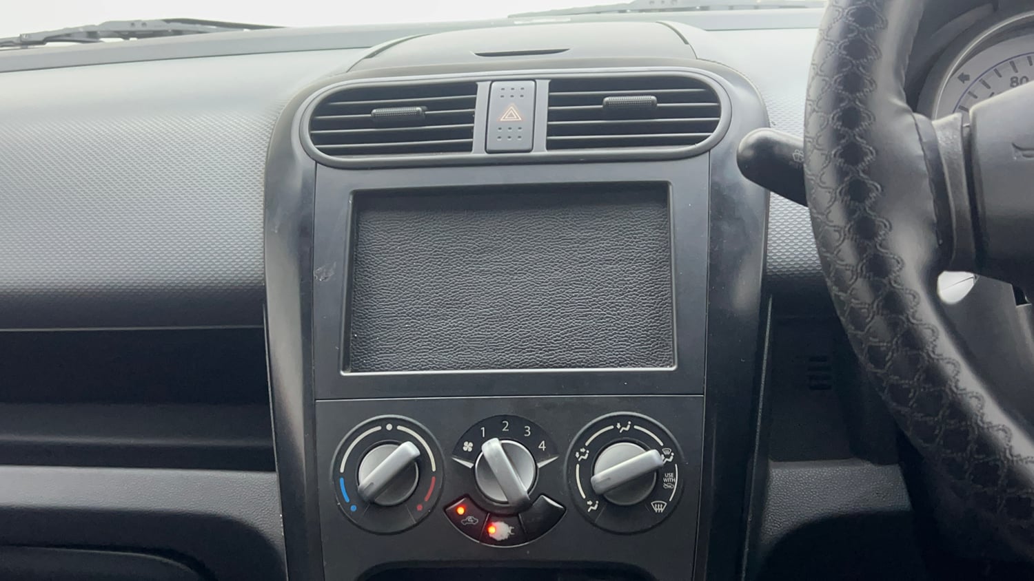 Used 2013 Maruti Suzuki Ritz Lxi BS-IV Petrol Manual interior MUSIC SYSTEM & AC CONTROL VIEW