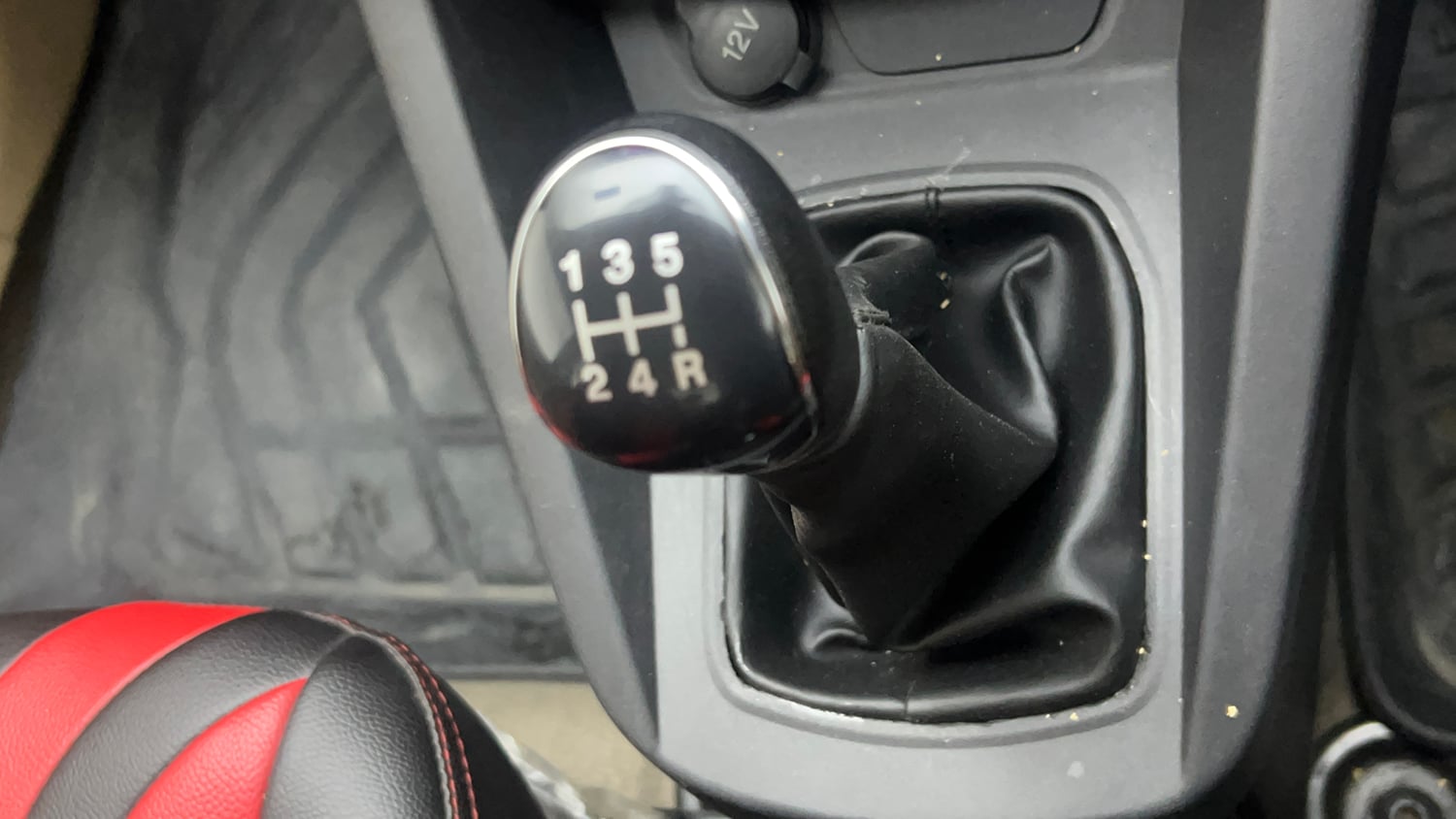 Used 2017 Ford Figo Aspire Titanium 1.2 Ti-VCT Petrol Manual interior GEAR  KNOB VIEW
