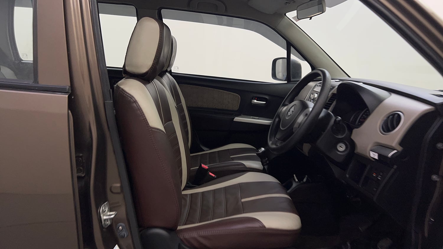 Used 2015 Maruti Suzuki Wagon R VXI Petrol Manual interior RIGHT SIDE FRONT DOOR CABIN VIEW