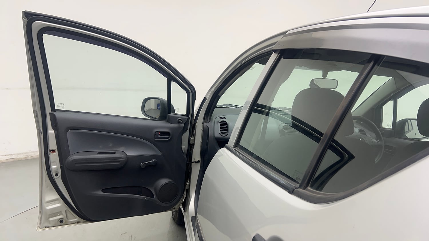 Used 2013 Maruti Suzuki Ritz Lxi BS-IV Petrol Manual interior LEFT FRONT DOOR OPEN VIEW
