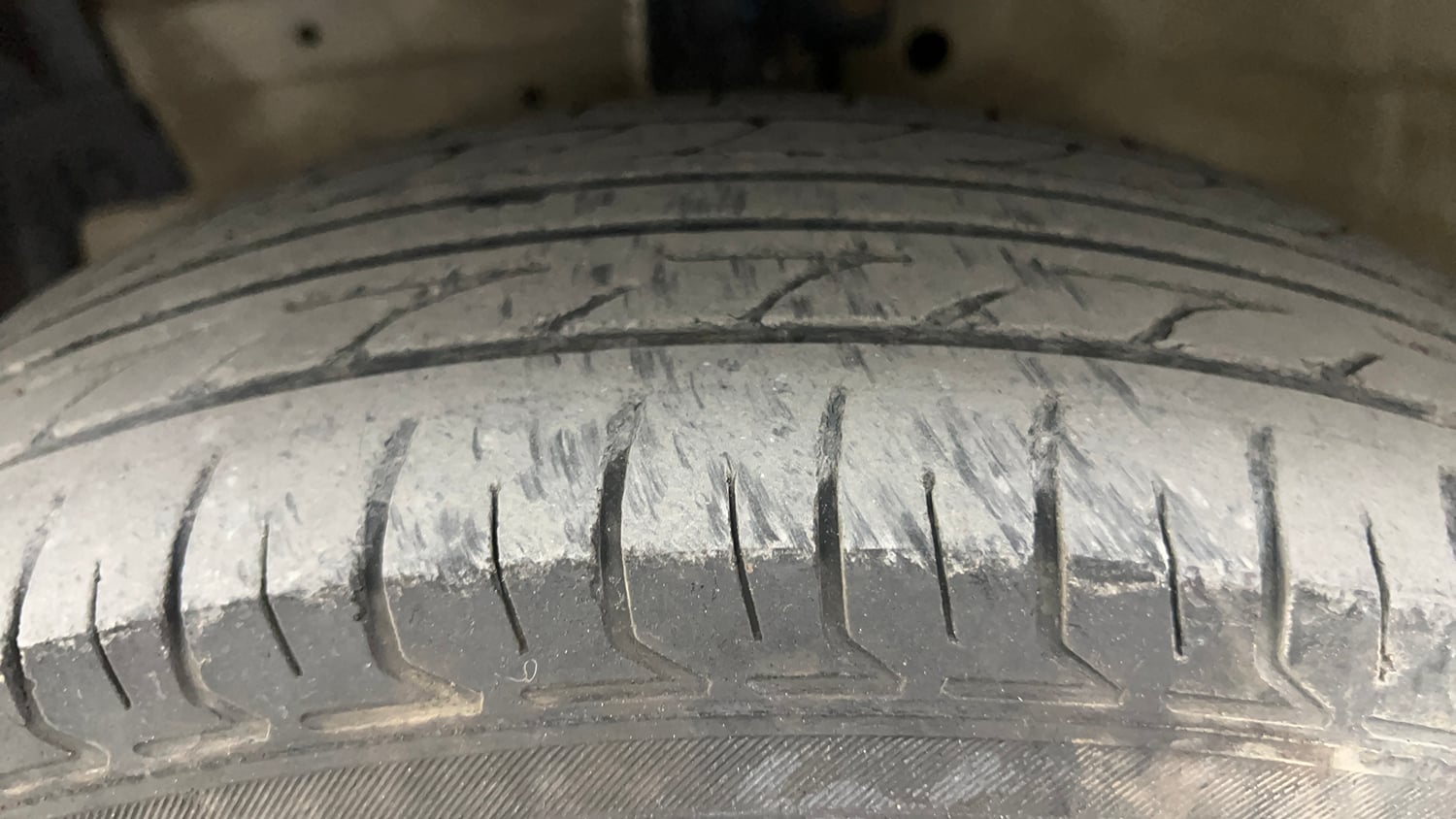 Used 2013 Maruti Suzuki Swift VDi Diesel Manual tyres LEFT FRONT TYRE TREAD VIEW