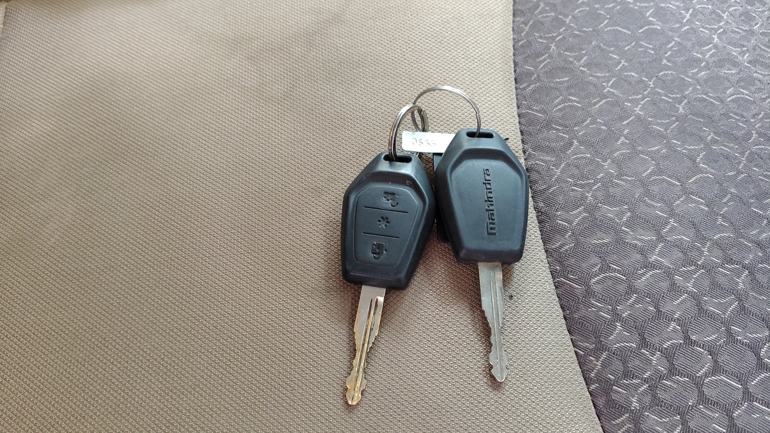 Used 2017 Mahindra TUV300 T8 mHAWK100 Diesel Manual extra CAR KEY VIEW
