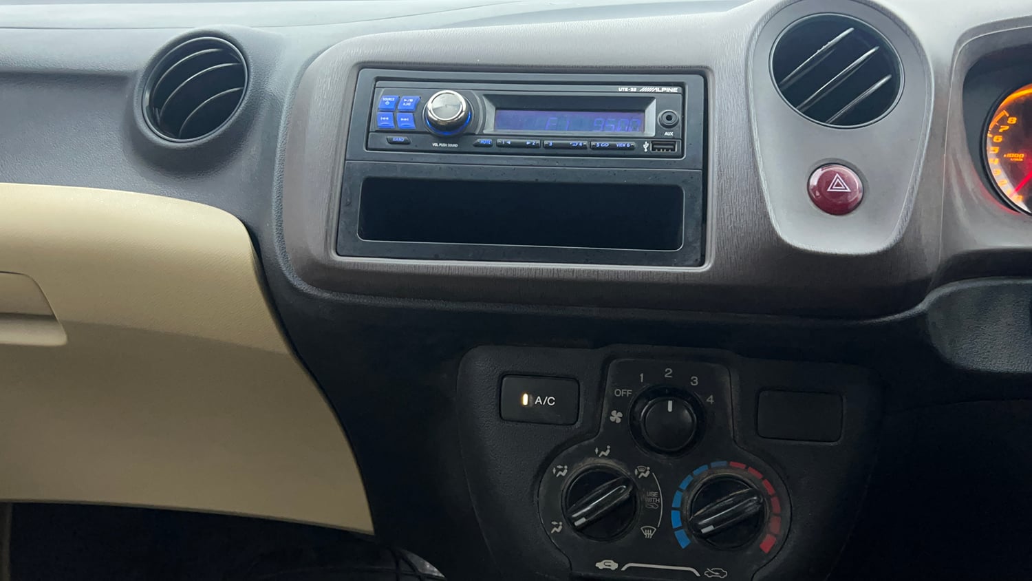 Used 2013 Honda Amaze 1.2 EX i-VTEC Petrol Manual interior MUSIC SYSTEM & AC CONTROL VIEW