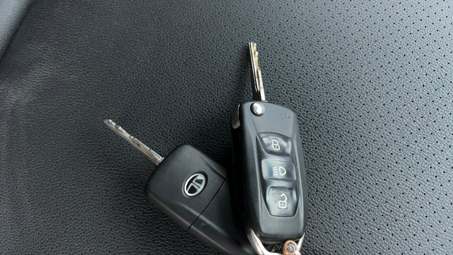Used 2018 Tata Hexa XT 4x2 7 STR Diesel Manual extra CAR KEY VIEW