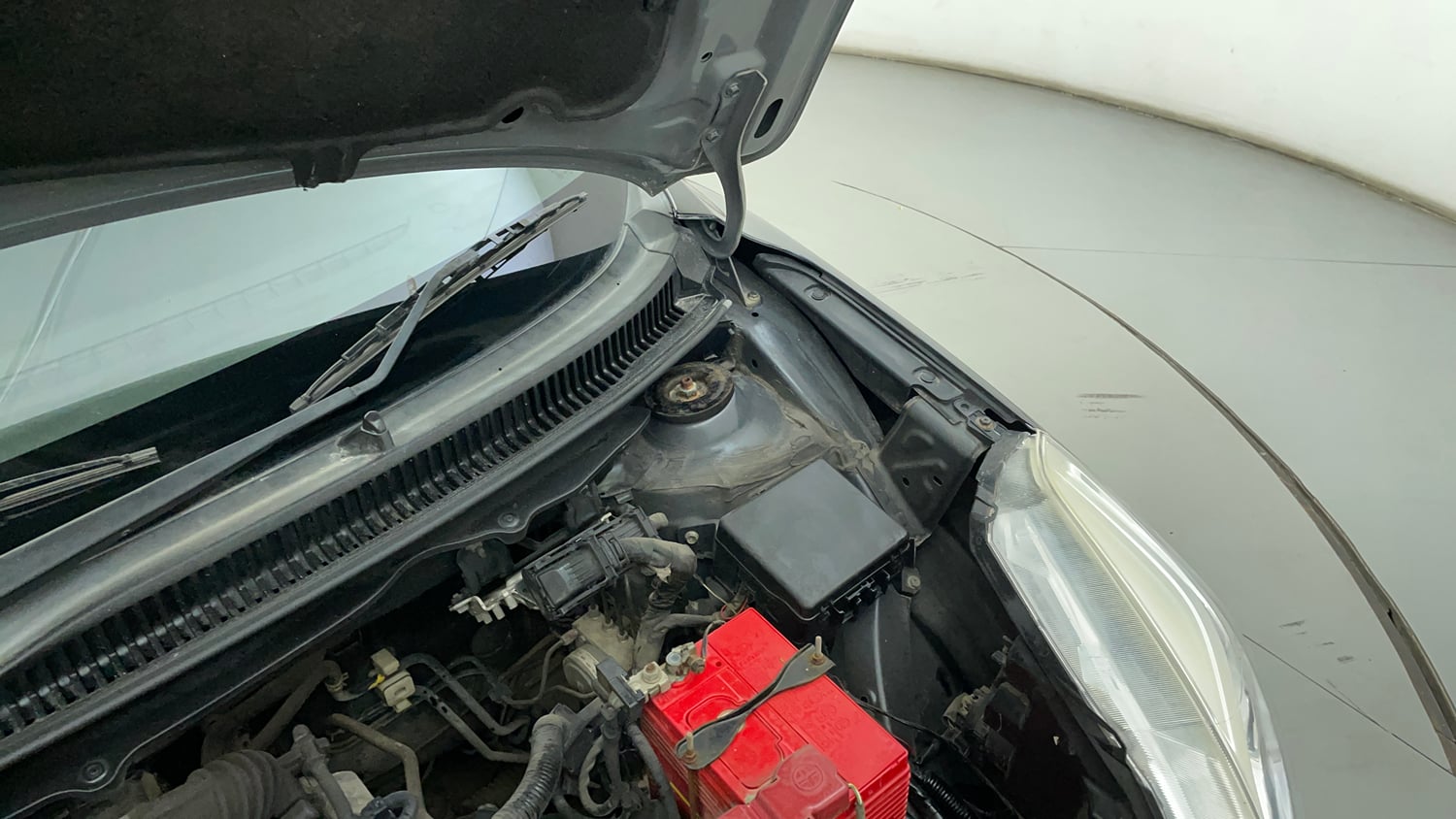 Used 2017 Maruti Suzuki Baleno Delta 1.2 Petrol Manual engine ENGINE LEFT SIDE HINGE & APRON VIEW