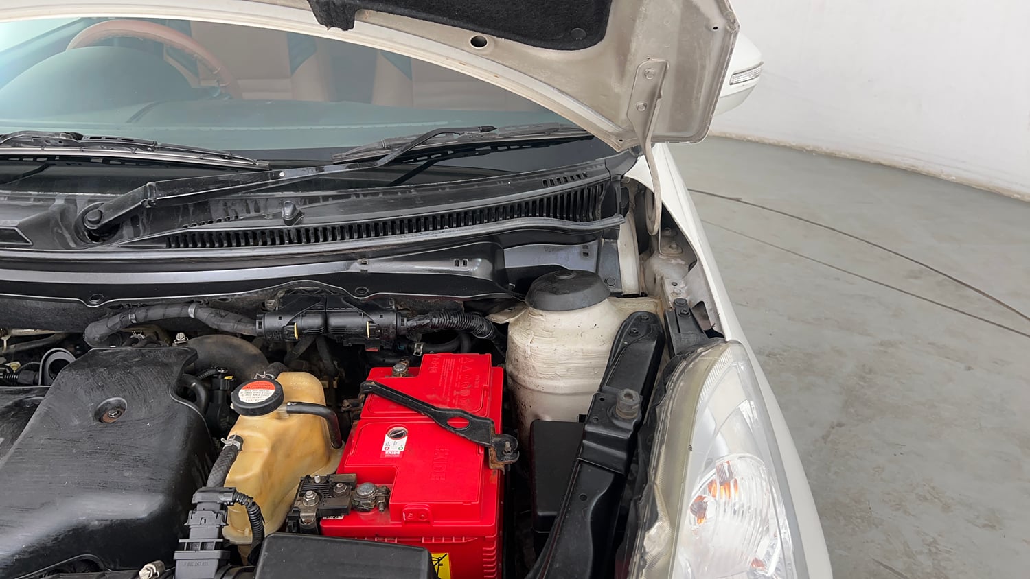 Used 2013 Maruti Suzuki Swift VDi Diesel Manual engine ENGINE LEFT SIDE HINGE & APRON VIEW