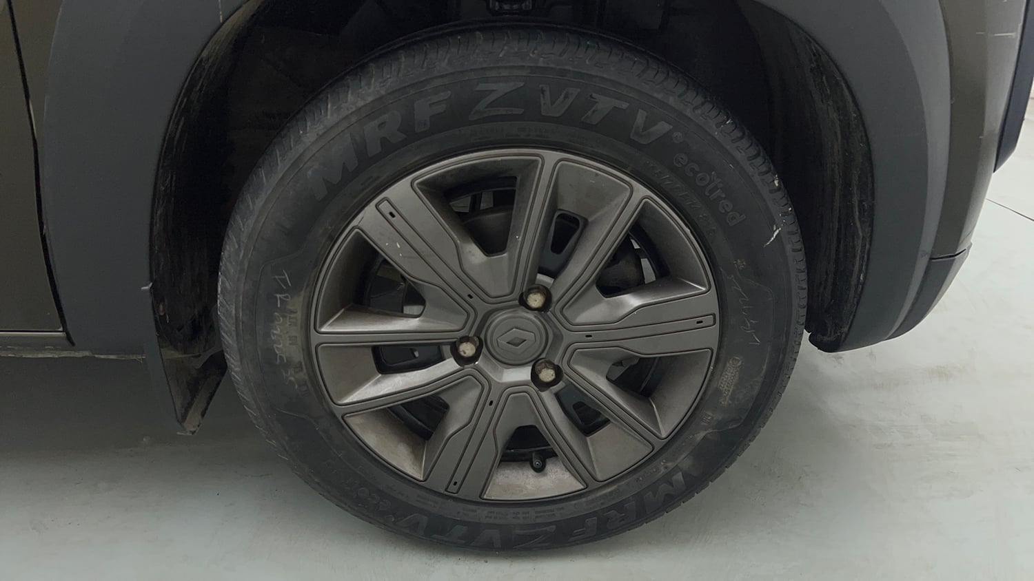 Used 2022 Renault Kwid CLIMBER 1.0 (O) Petrol Manual tyres RIGHT FRONT TYRE RIM VIEW