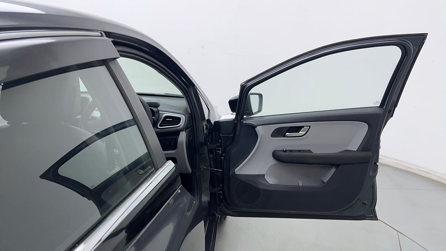 Used 2021 Tata Altroz XZ Petrol Petrol Manual interior RIGHT FRONT DOOR OPEN VIEW