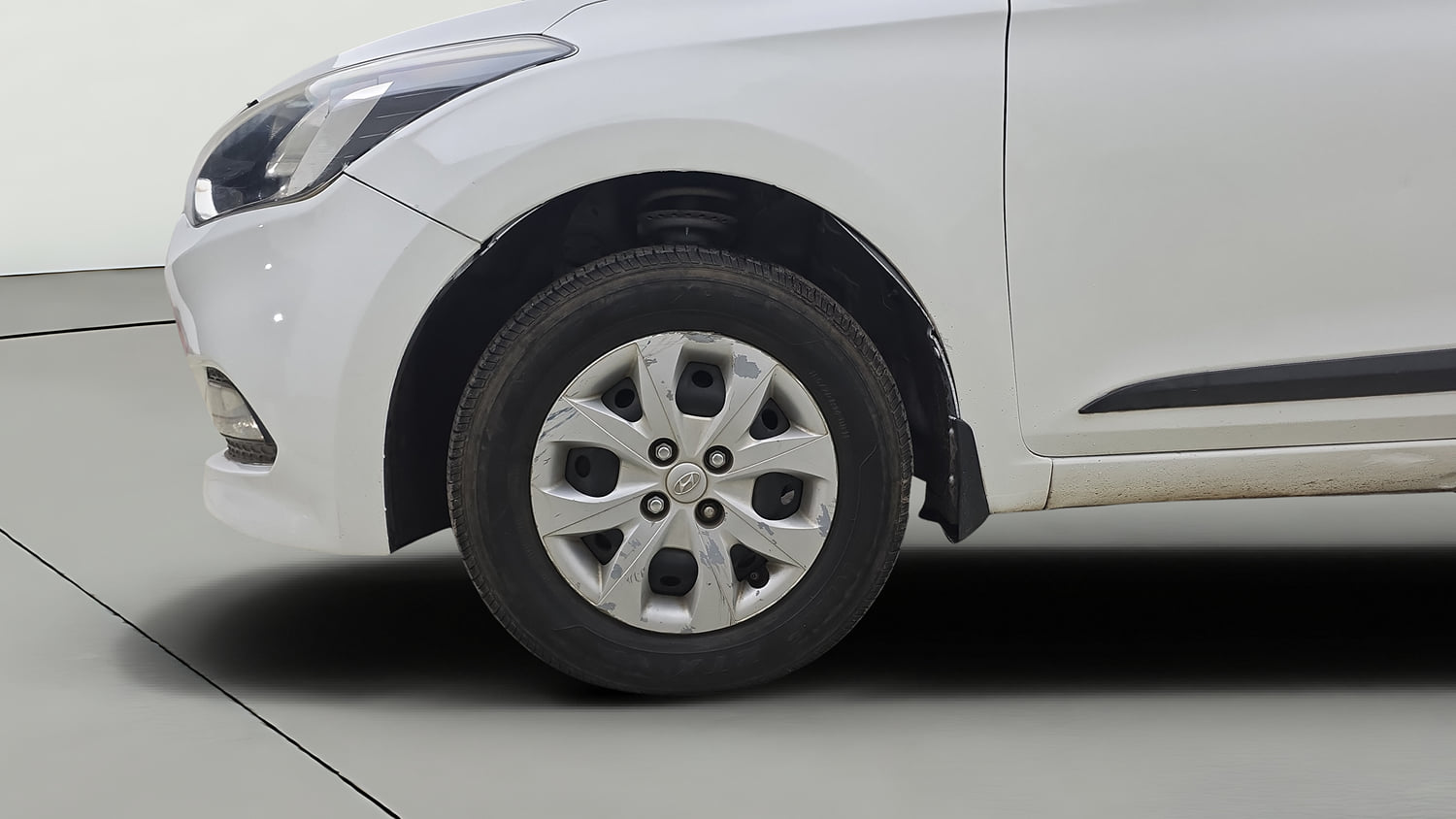 Used 2017 Hyundai Elite i20 Sportz 1.4 CRDI Diesel Manual tyres LEFT FRONT TYRE RIM VIEW