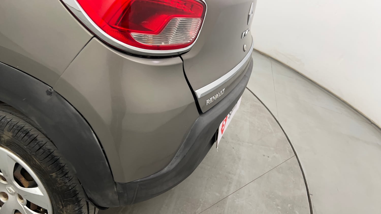 Used 2016 Renault Kwid RXT Petrol Manual dents MINOR SCRATCH