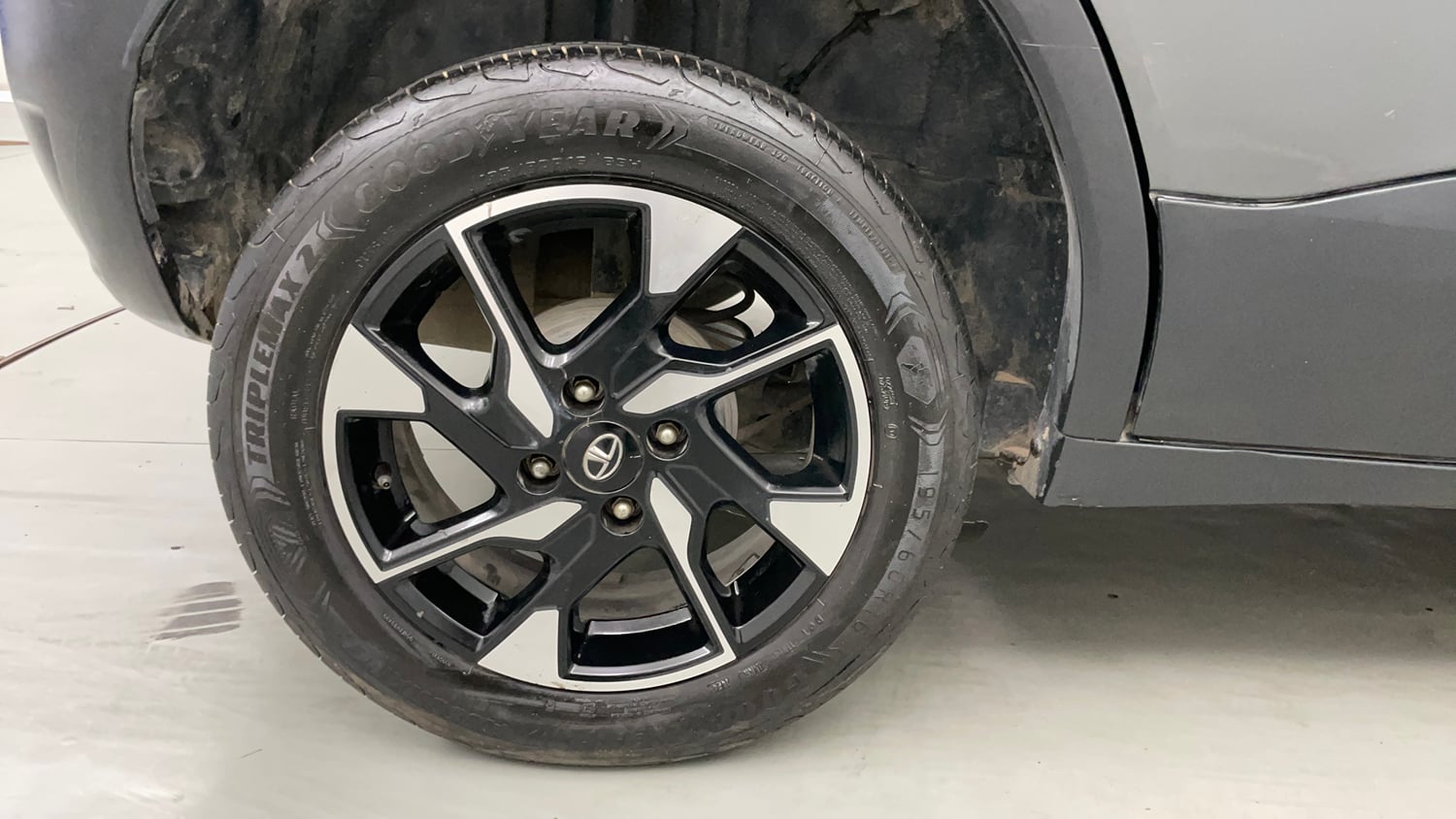 Used 2022 Tata Punch Creative Dual Tone AMT Petrol Automatic tyres RIGHT REAR TYRE RIM VIEW