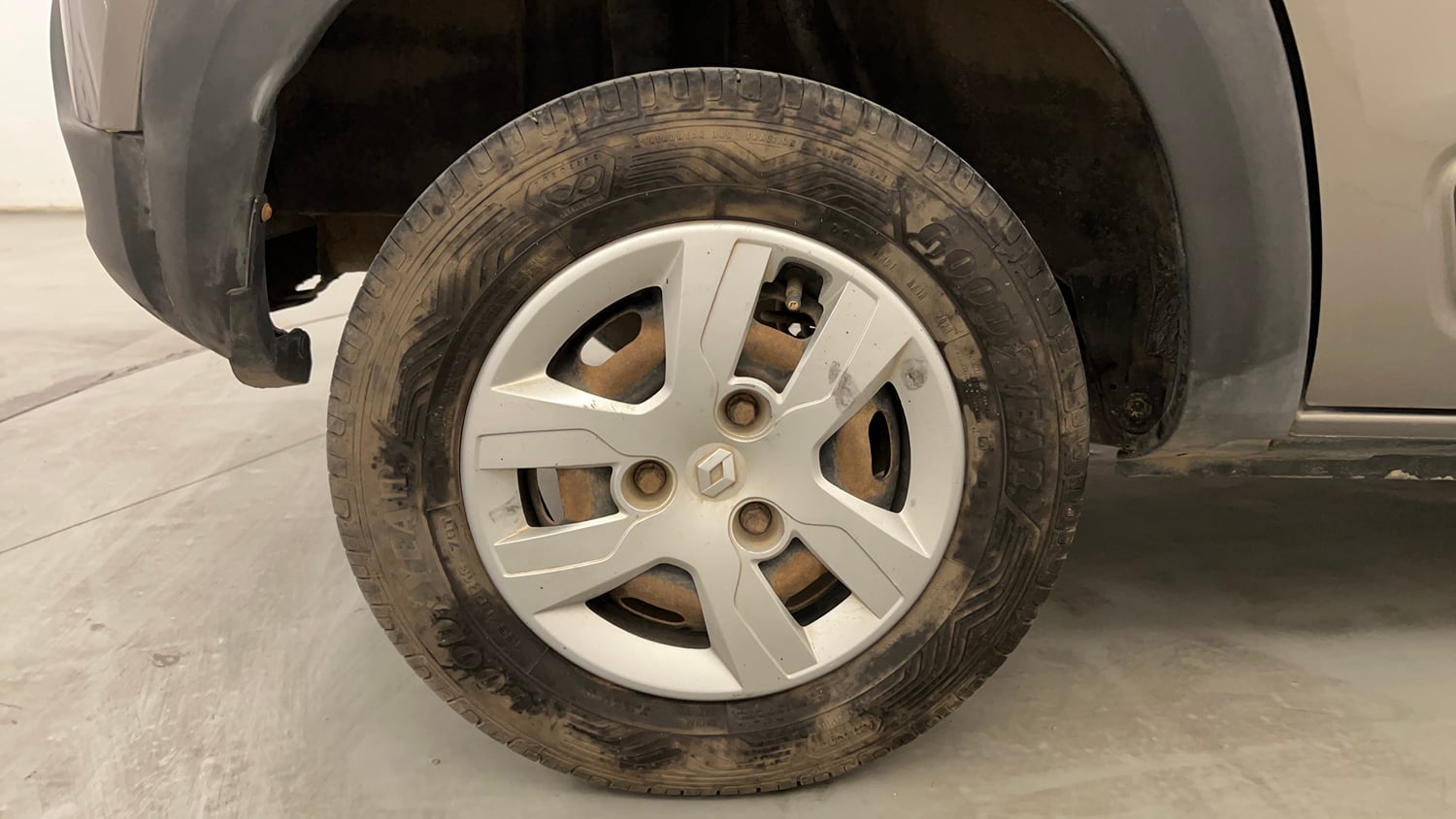 Used 2016 Renault Kwid RXT Petrol Manual tyres RIGHT REAR TYRE RIM VIEW
