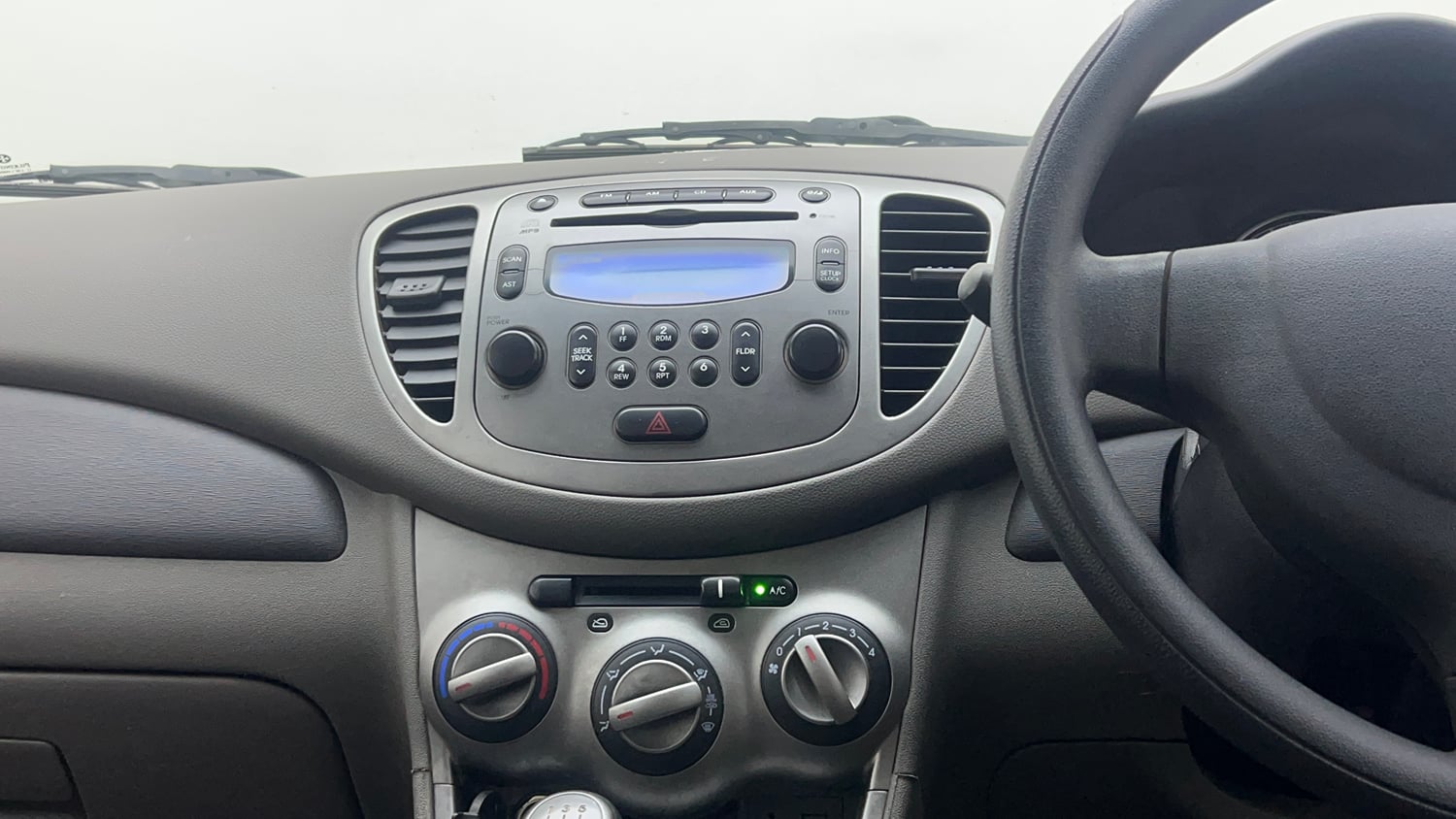 Used 2014 Hyundai i10 Sportz 1.1 iRDE2 Petrol Manual interior MUSIC SYSTEM & AC CONTROL VIEW