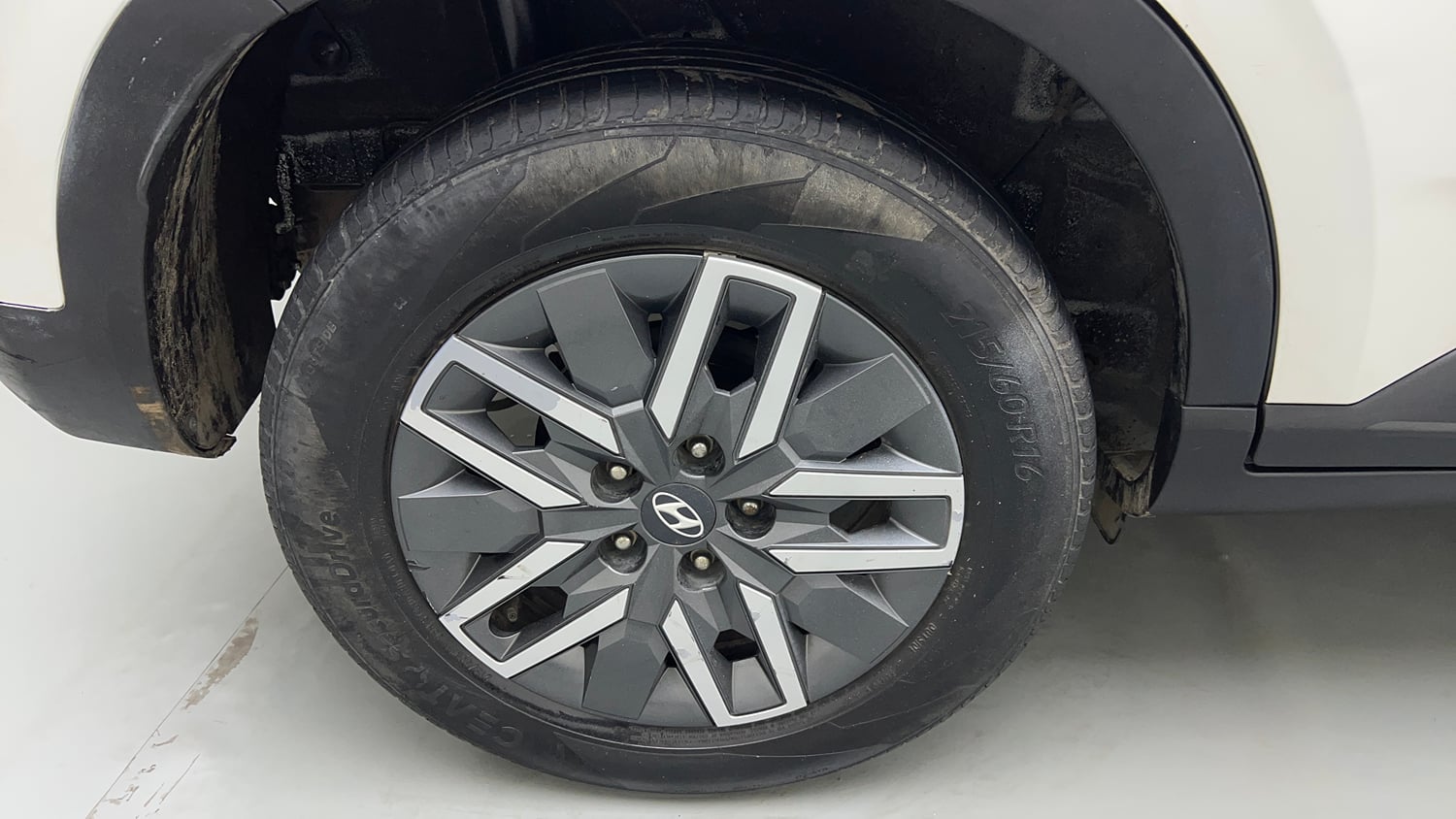 Used 2022 Hyundai Venue SX 1.0 Turbo iMT Petrol Manual tyres RIGHT REAR TYRE RIM VIEW