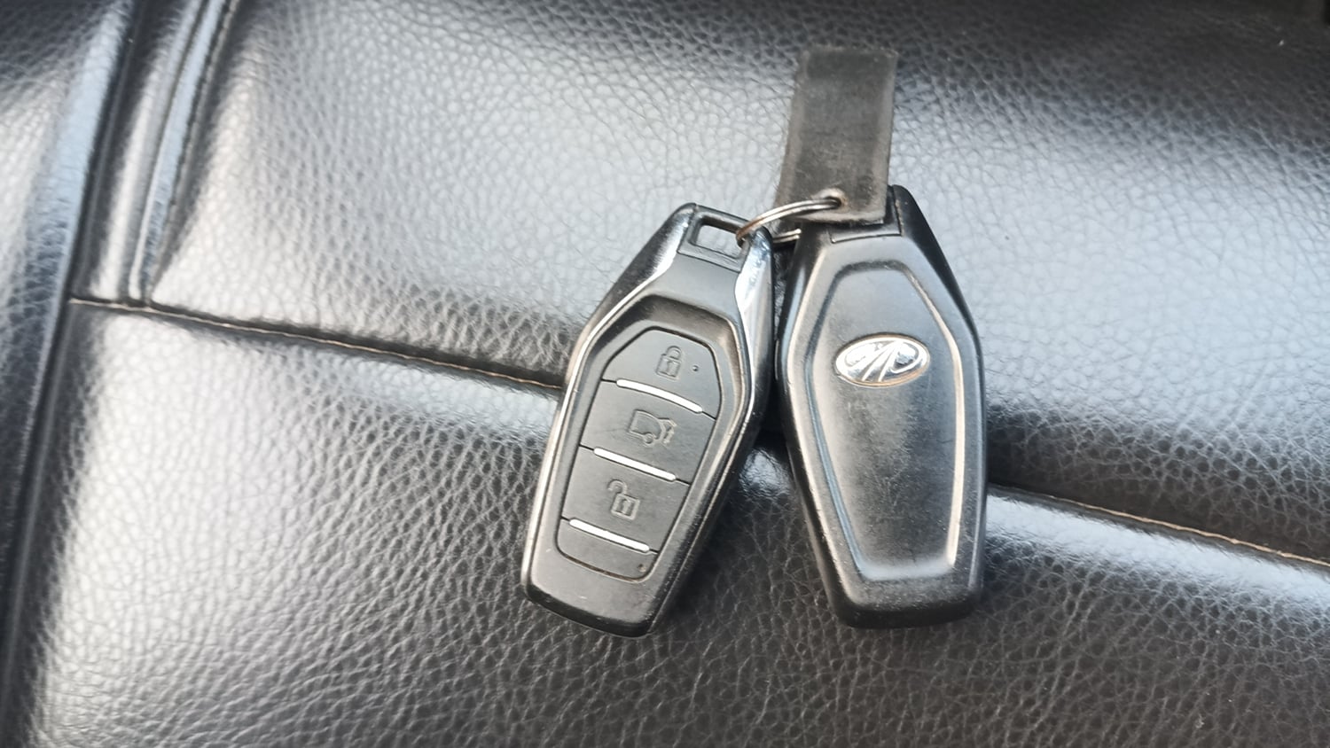 Used 2018 Mahindra XUV500 W9 Diesel Manual extra CAR KEY VIEW