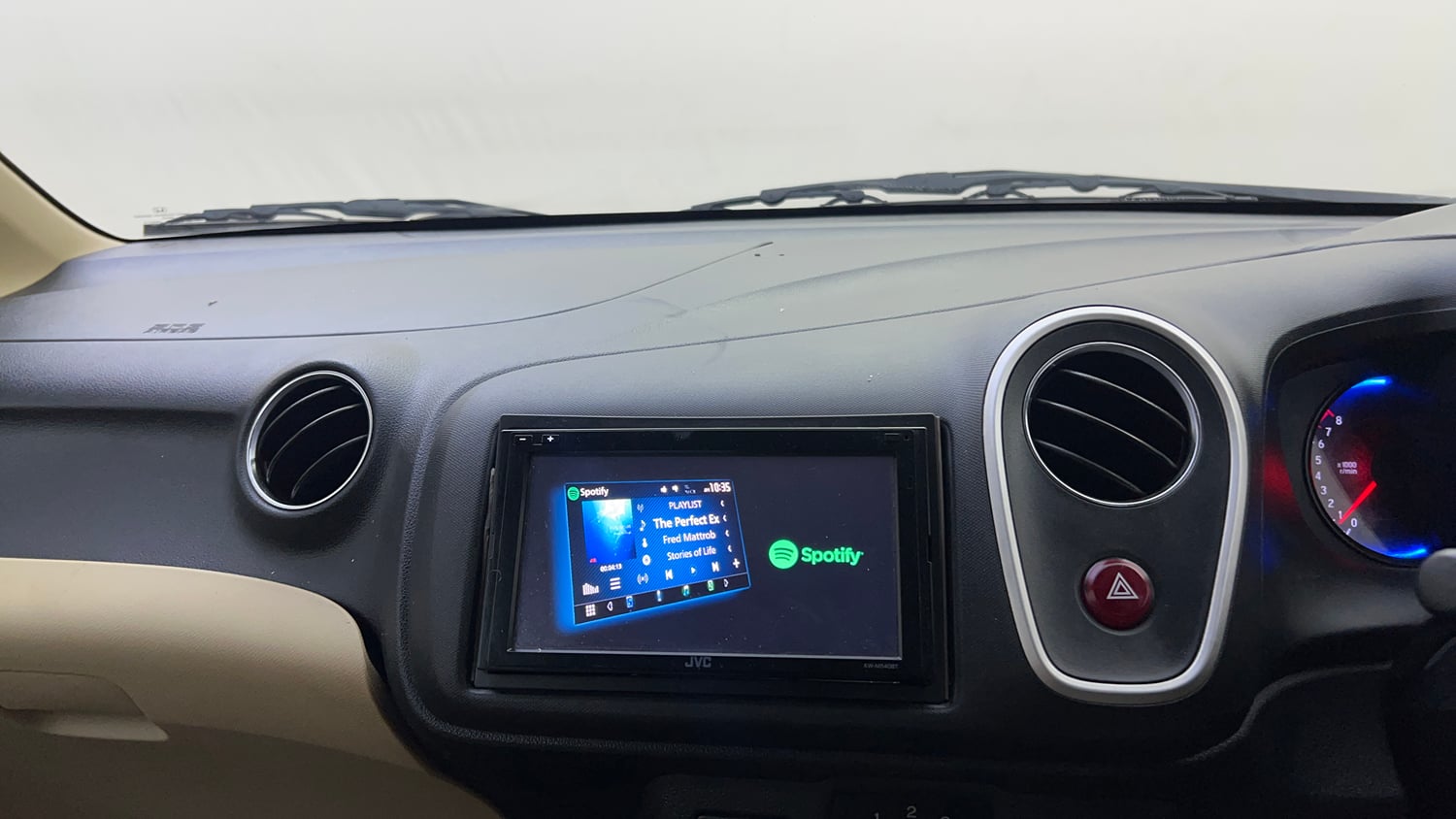 Used 2014 Honda Mobilio V Petrol Petrol Manual top_features Integrated (in-dash) music system