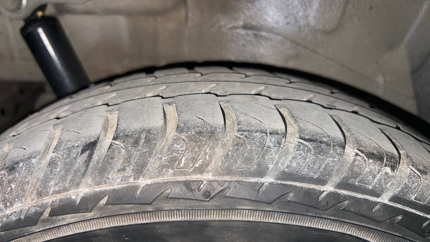 Used 2012 Maruti Suzuki Wagon R 1.0 VXi Petrol Manual tyres RIGHT REAR TYRE TREAD VIEW