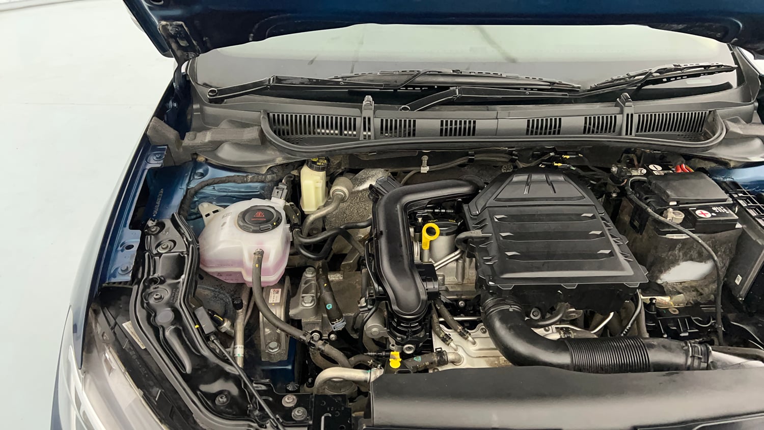 Used 2023 Volkswagen Virtus Topline 1.0 TSI MT Petrol Manual engine ENGINE RIGHT SIDE HINGE & APRON VIEW
