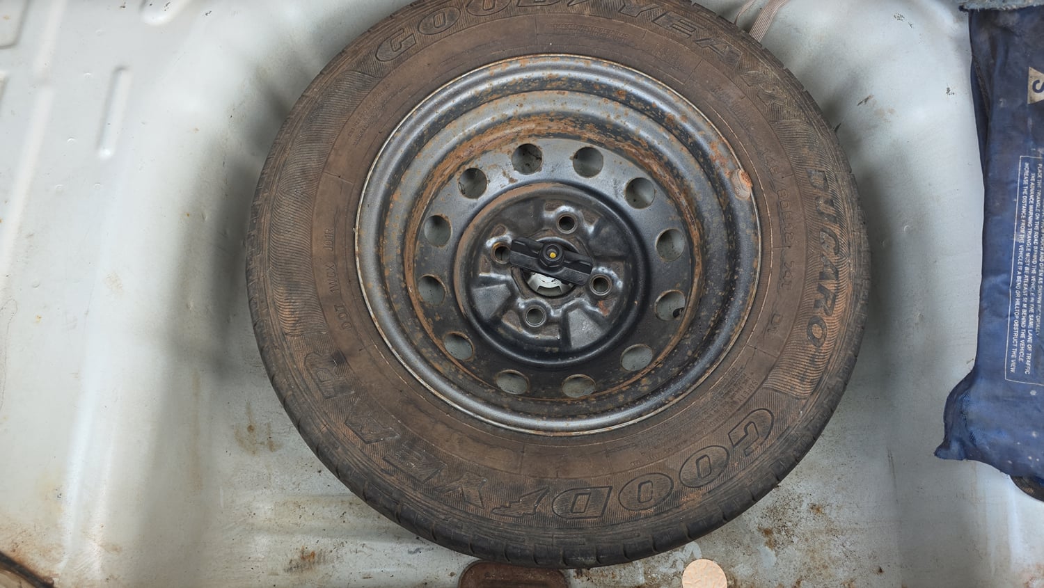Used 2014 Hyundai Eon Era + Petrol Manual tyres SPARE TYRE VIEW