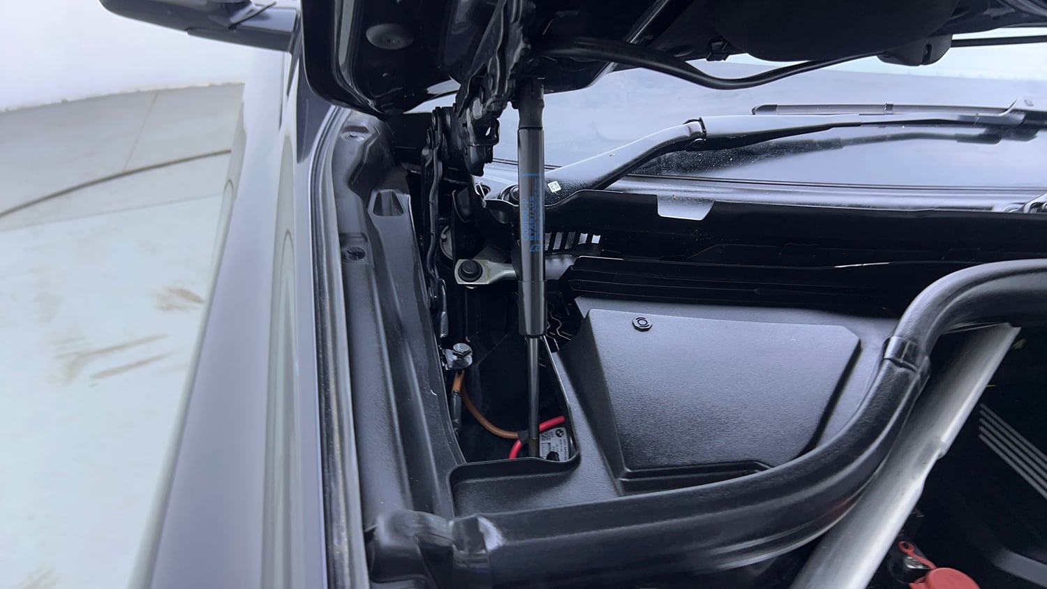 Used 2022 BMW X5 xDrive40i M Sport Petrol Automatic engine ENGINE RIGHT SIDE HINGE & APRON VIEW