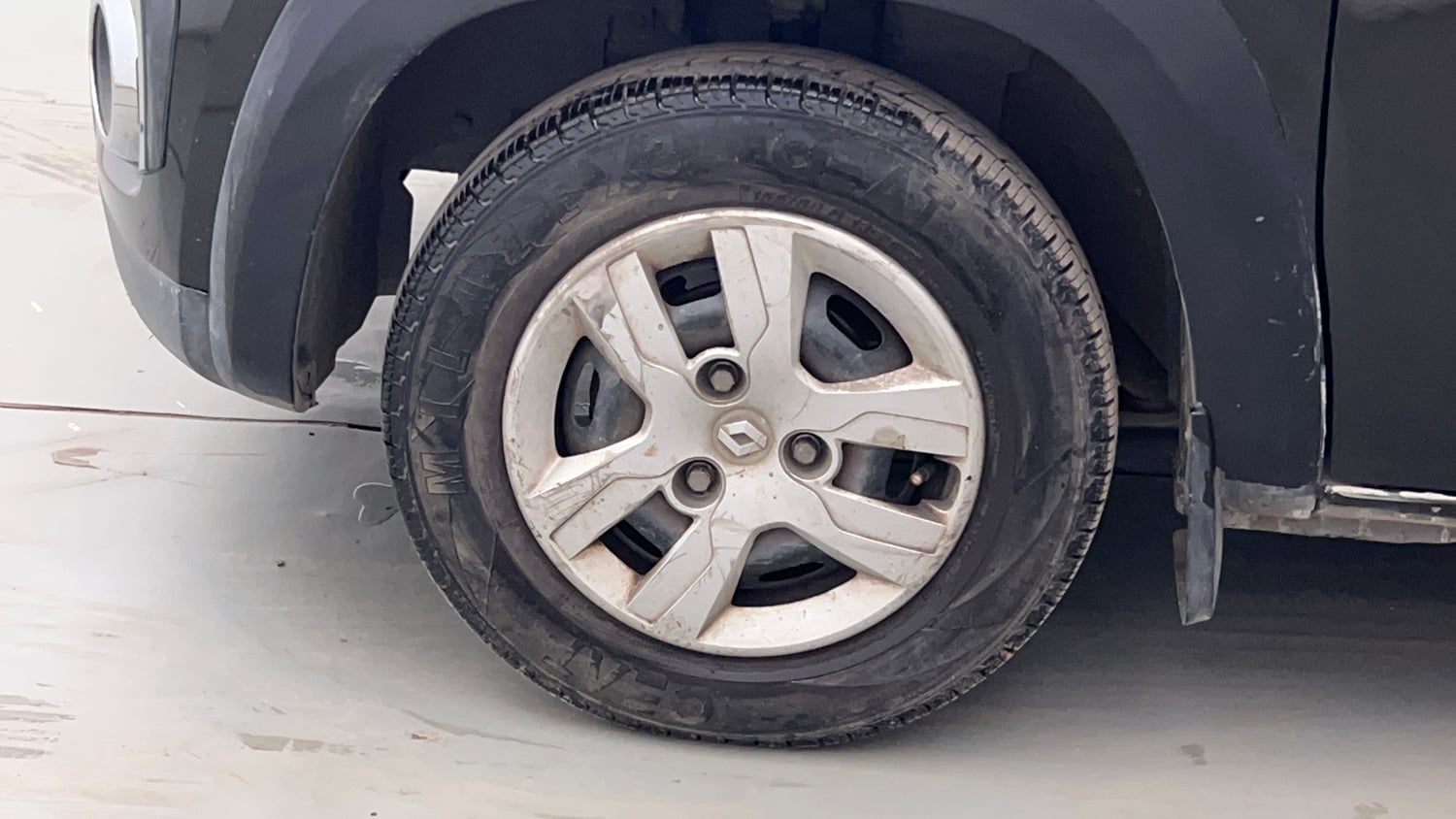 Used 2017 Renault Kwid RXT (O) 1.0 SCE Edition Petrol Manual tyres LEFT FRONT TYRE RIM VIEW