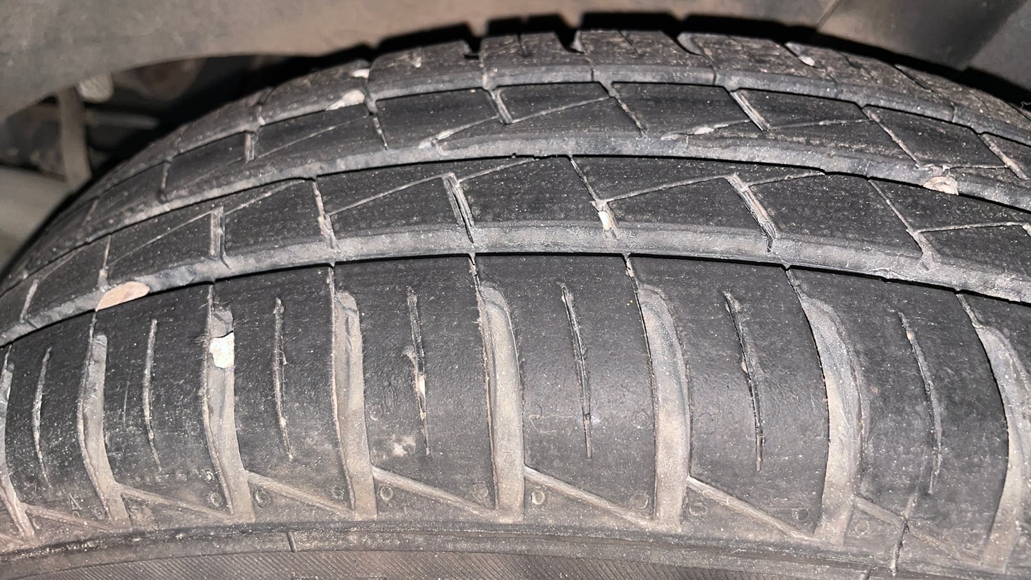 Used 2024 Renault Kwid RXT 1.0L Petrol Manual tyres LEFT REAR TYRE TREAD VIEW