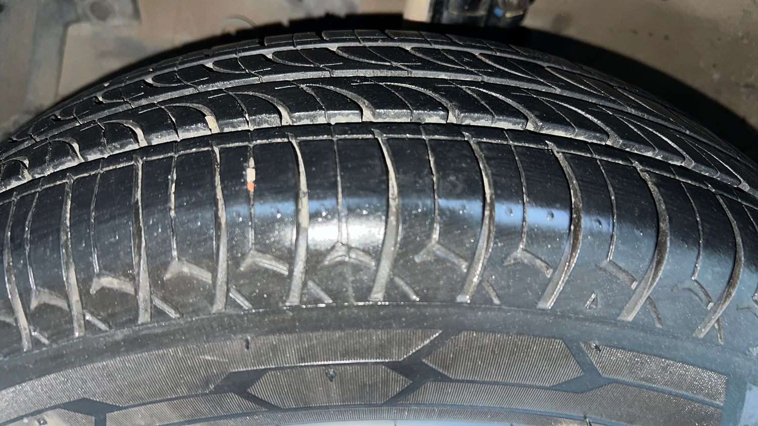 Used 2015 Maruti Suzuki Swift VXi Petrol Manual tyres LEFT FRONT TYRE TREAD VIEW