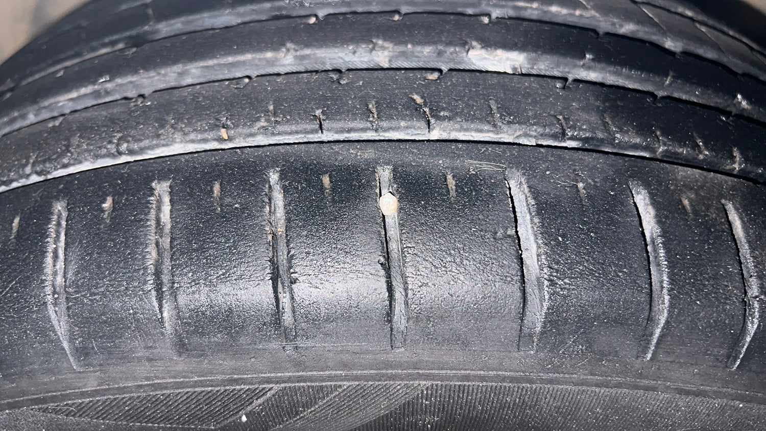 Used 2023 Maruti Suzuki Baleno Alpha AGS Petrol Automatic tyres RIGHT FRONT TYRE TREAD VIEW