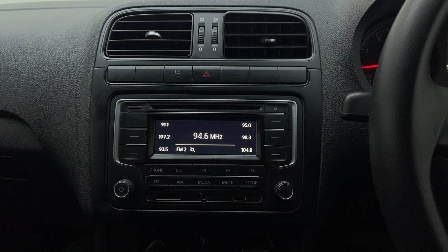 Used 2017 Volkswagen Polo Comfortline 1.2L (P) Petrol Manual top_features Integrated (in-dash) music system