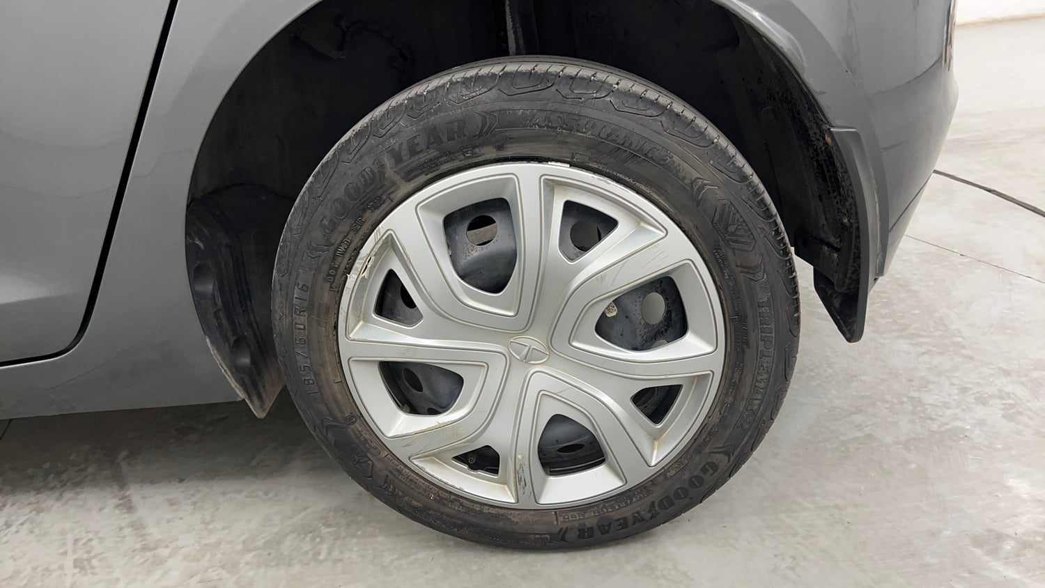 Used 2022 Tata Altroz XTA Petrol Petrol Automatic tyres LEFT REAR TYRE RIM VIEW